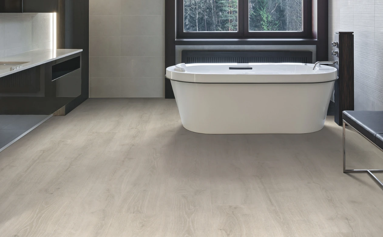 Light wood-look laminate in a bathroom with a bathtub